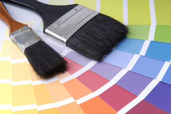 Malerpinsel und Farbkarten