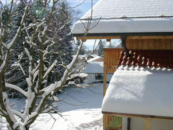 Wohnhaus in Bayern im Winter mit Blick auf die Alpen