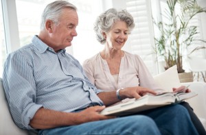 Älteres Paar checkt Unterlagen