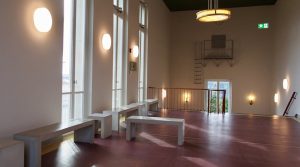 Brandschutz trifft Aufenthaltsqualität: Wie Betonmöbel Räume in Bestandsgebäuden erschließen