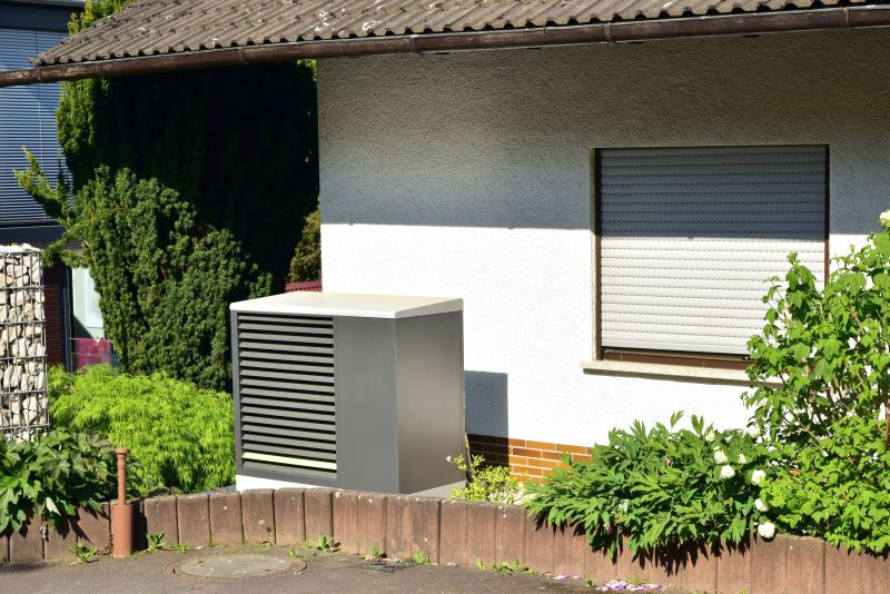 Ausschnitt eines Einfamilienhauses mit einer Wärmepumpe vor der Fassade